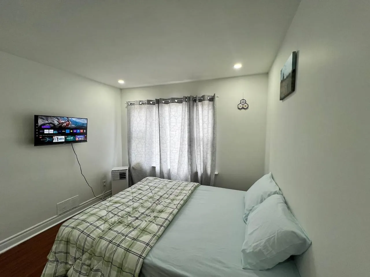 #1 Convvy-Nient Residence! Toronto 0*,  Canada